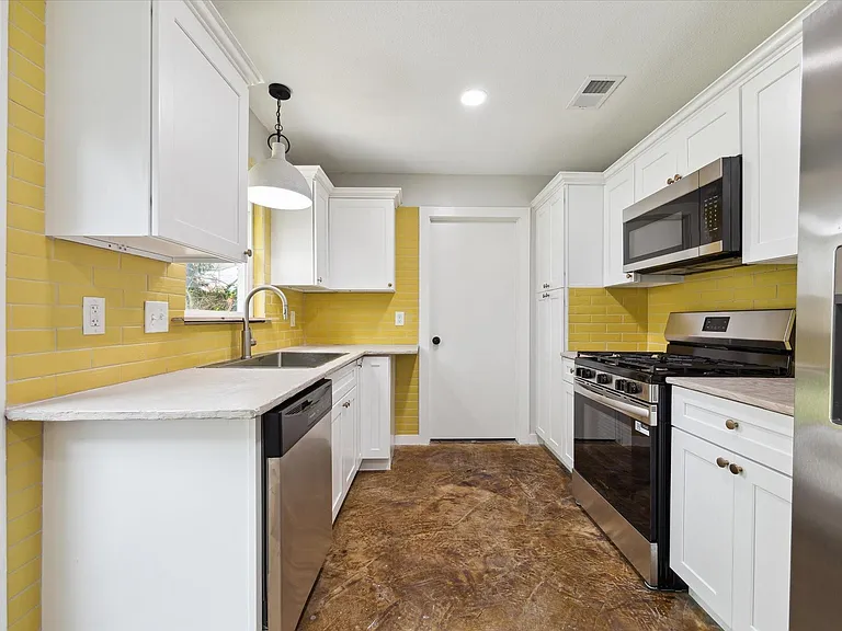 522 Barkley St — Photo 4