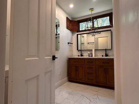 3rd image of 3021 W Clark Ave
