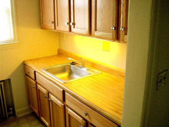 Kit Sink & Oak Cabinets