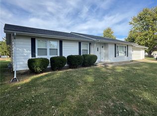 15 W Paris St, Ridge Farm, IL 61870