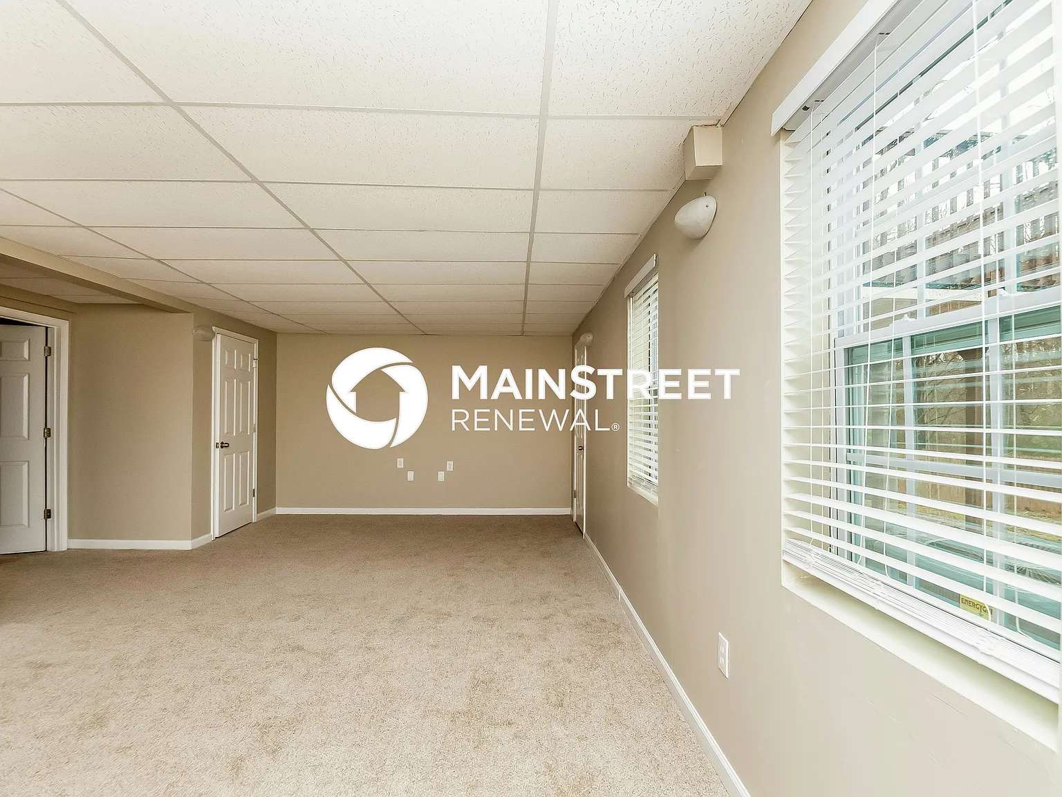 900 Vernon Dr — Photo 2
