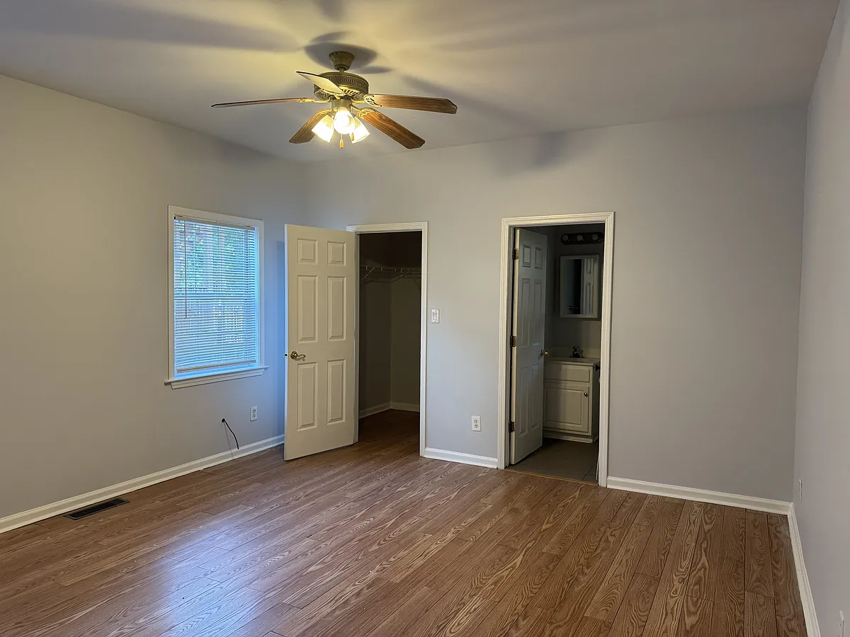 Building Photo - 61 Weyman Ave SW #1