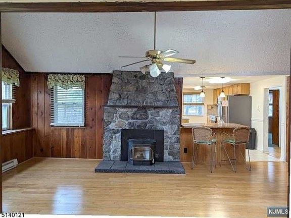 5th image of 1122 Lakeside Dr E