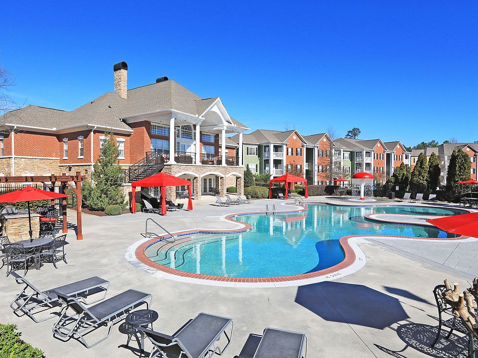 Resort-style Swimming Pool and Deck