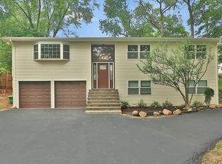 201 Cardean Pl, Pearl River, NY 10965