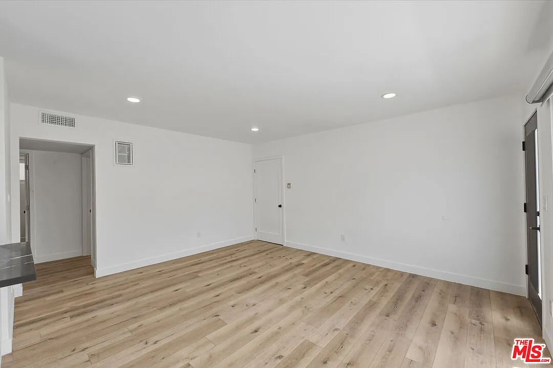 929 N Stanley Ave — Photo 4