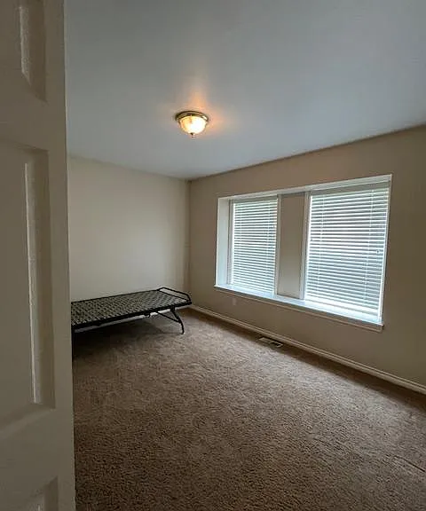 930 Robins Pl — Photo 9