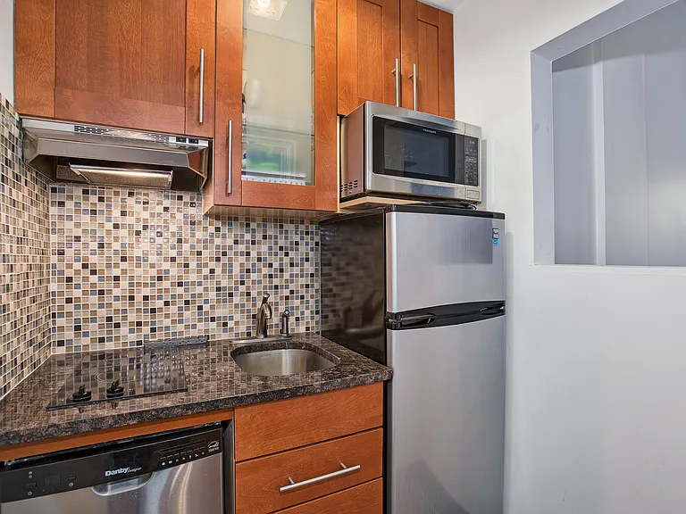 230 E 52nd St #4A — Photo 4
