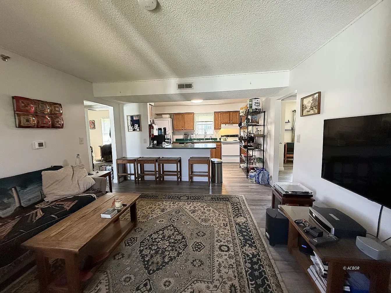 4 bed, 1040 sqft, $2,400 — Photo 3