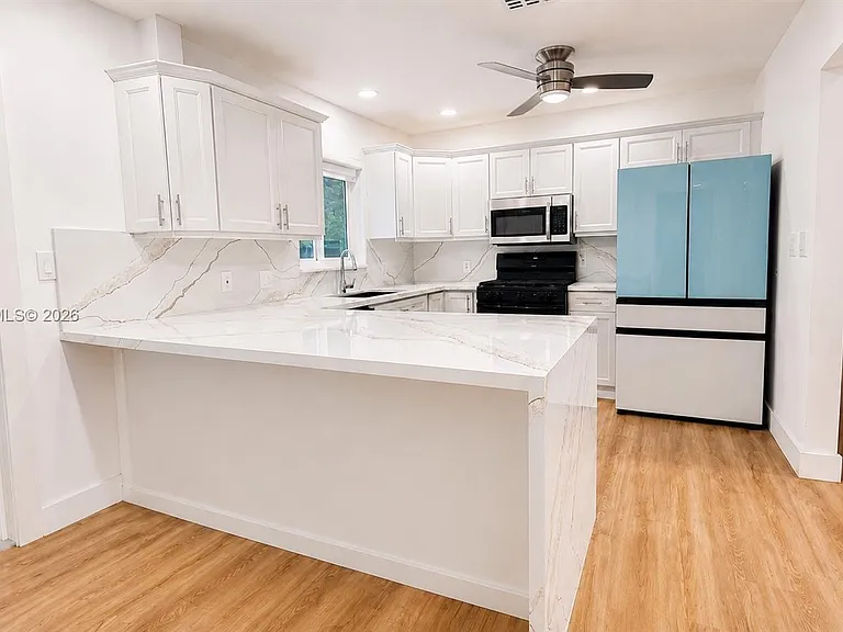 8819 Dickens Ave — Photo 5