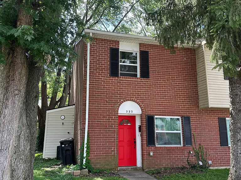 323 Sweet Briar Ct — Photo 1