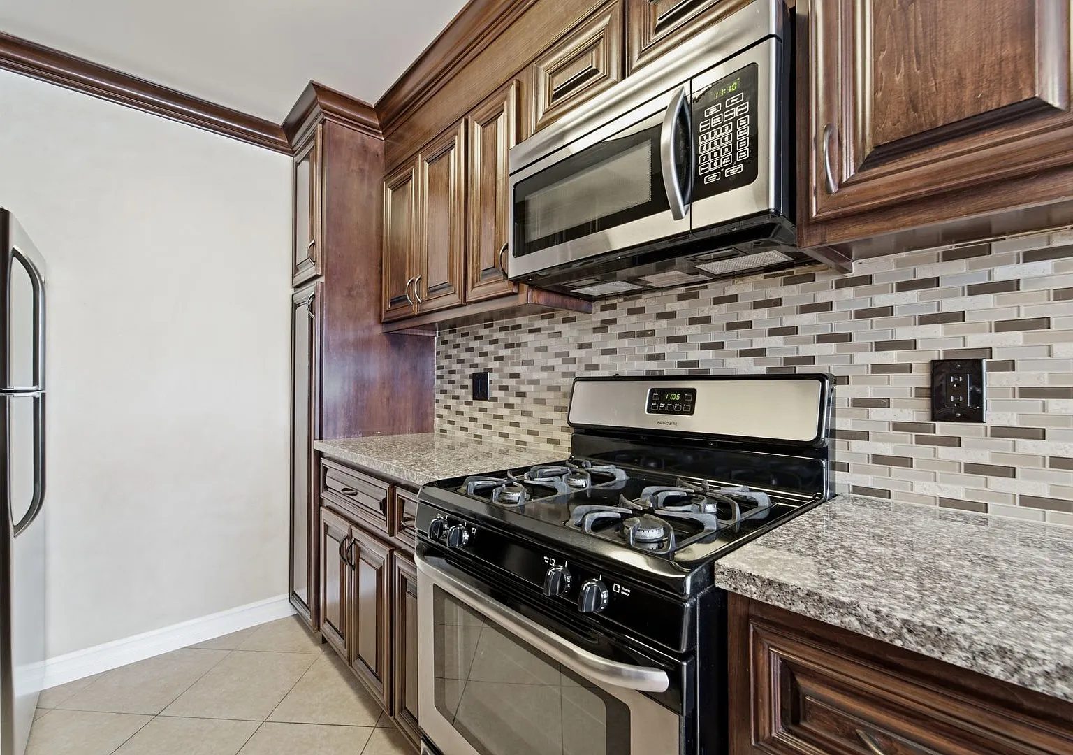 1032 N Gardner — Photo 3