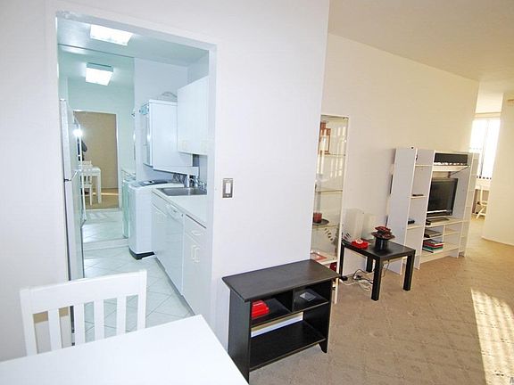 5th image of 27010 Grand Central Pkwy APT 10U
