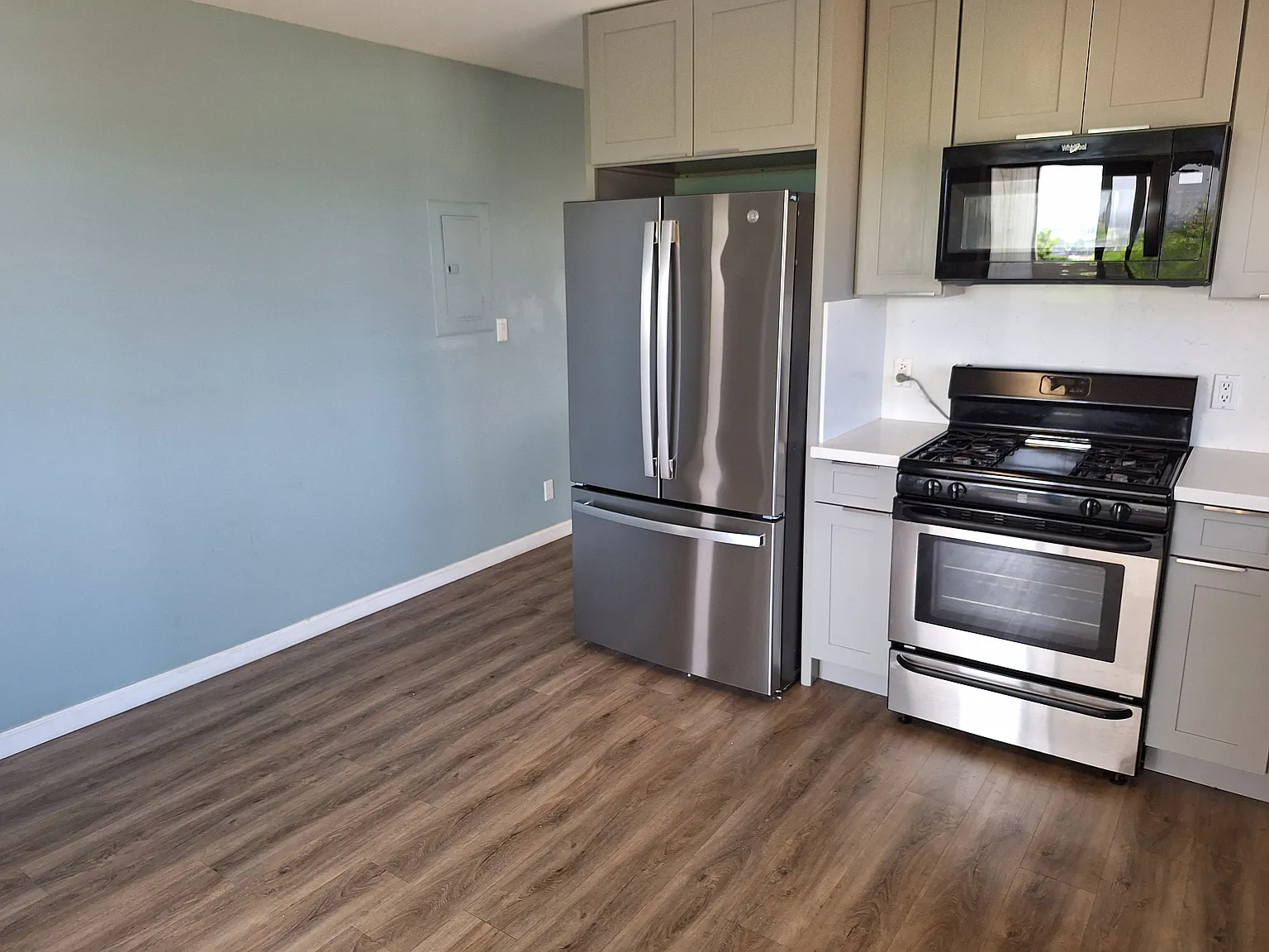 3 bed, 1135 sqft, $3,200 — Photo 1