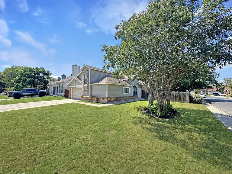 10203 Sunset Field Dr — Photo 3