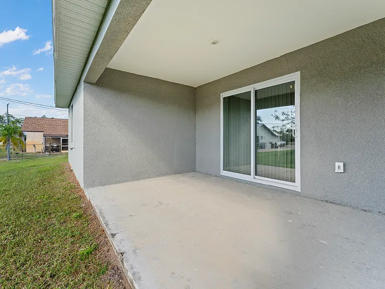 Covered back patio/lanai