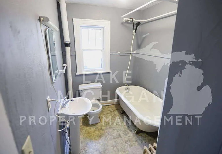 112 S 8th St #4 — Photo 4