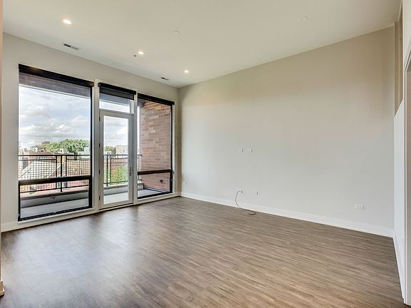 2nd image of 1023 N Ashland Ave APT 403
