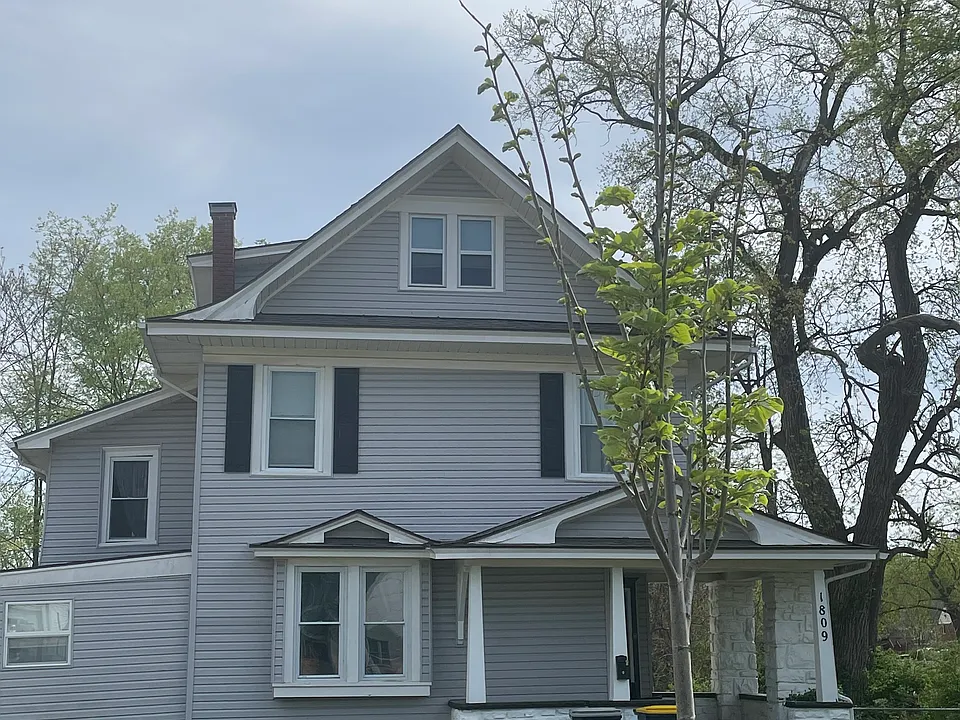 1809 E 76th Ter