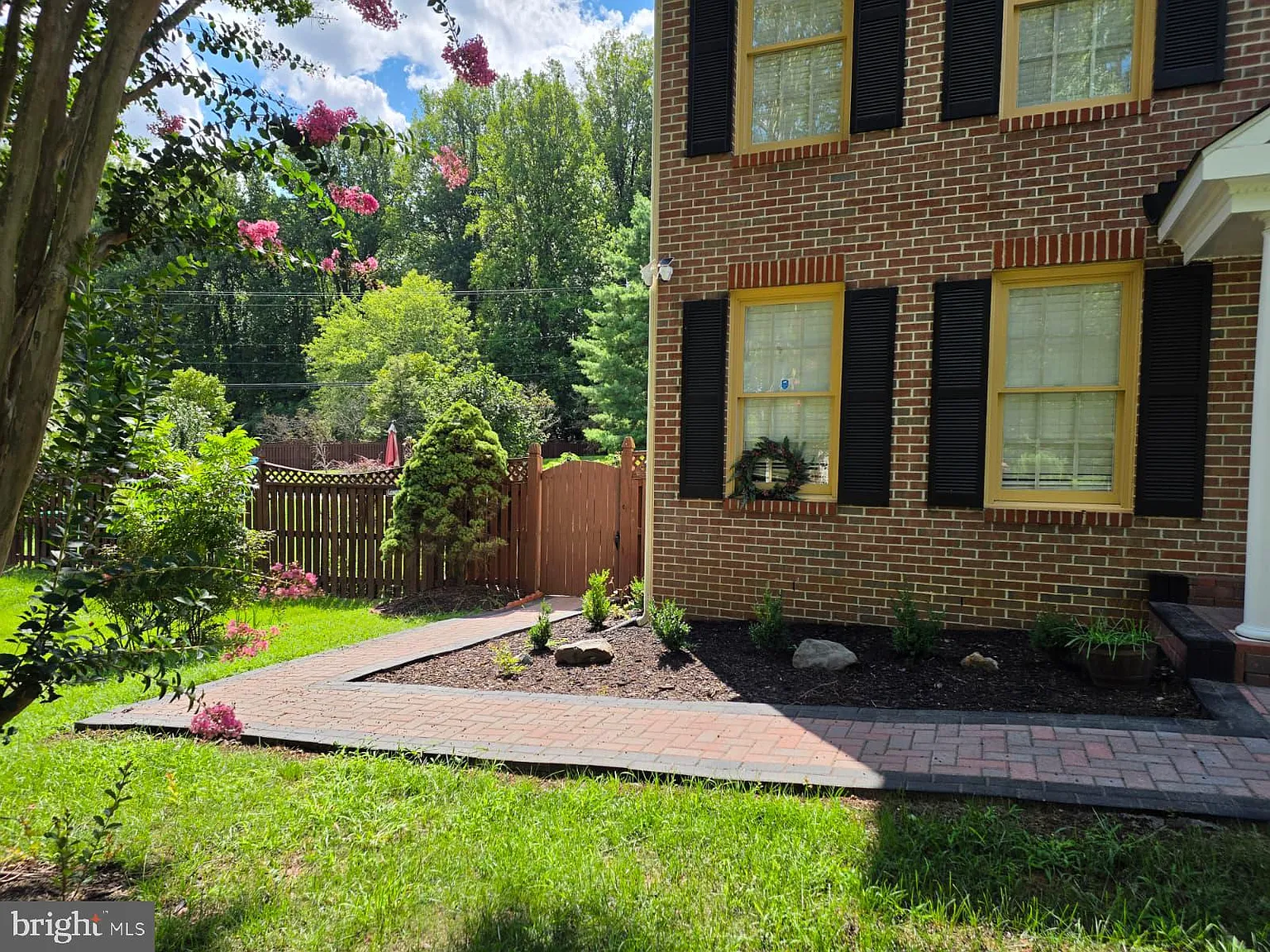2 bed, 1.0 bath, 3688 sqft, $2,190 — Photo 2