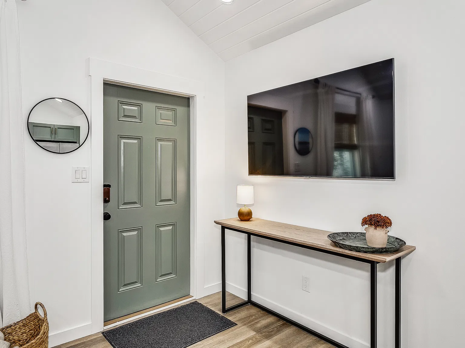 1 bed, 560 sqft, $2,000 — Photo 3