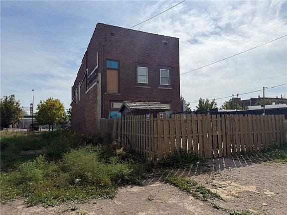 4th image of 32 Hazel St