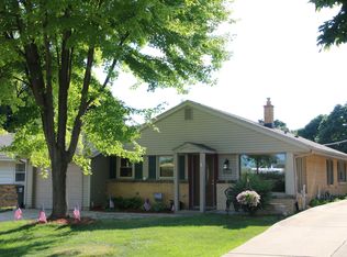 2349 N 113th St, Wauwatosa, WI 53226