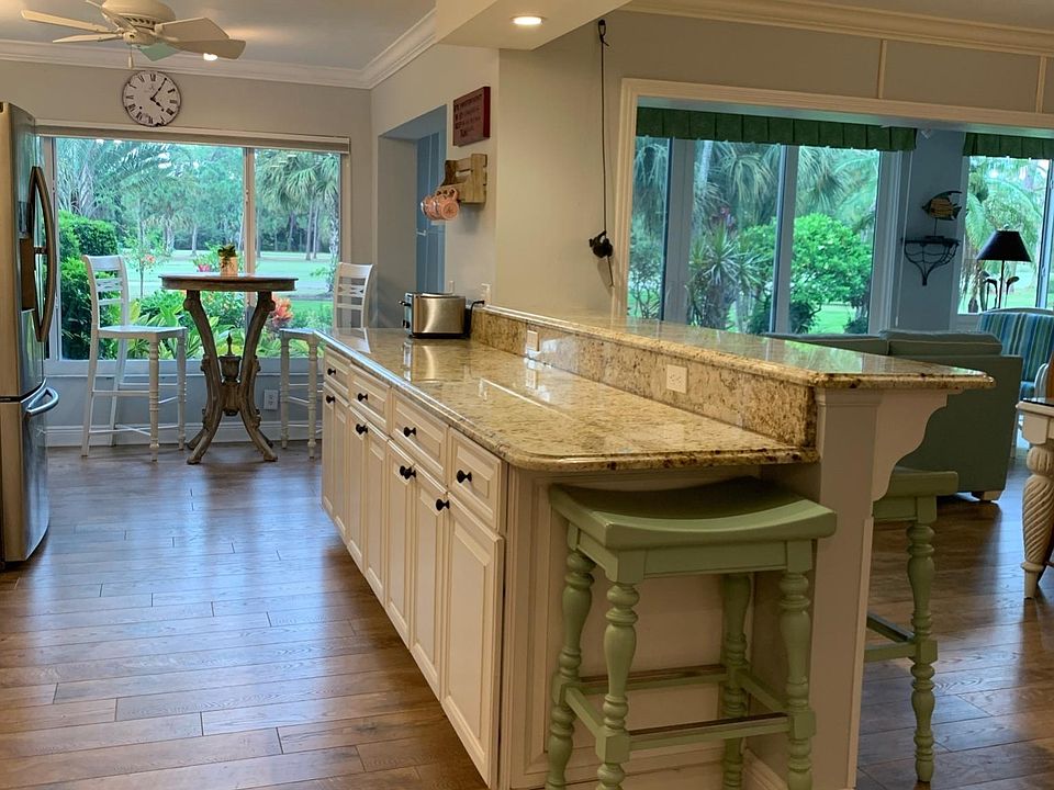Kitchen with breakfast bar