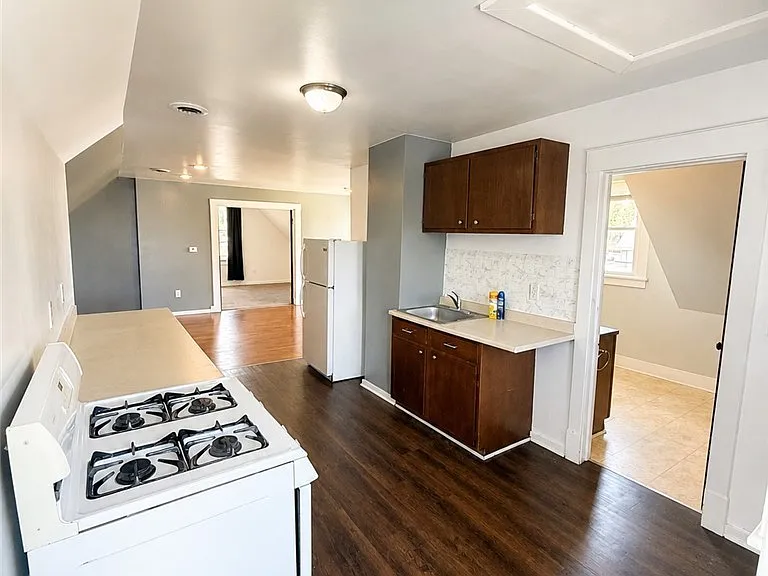 85 Klas Ave — Photo 3