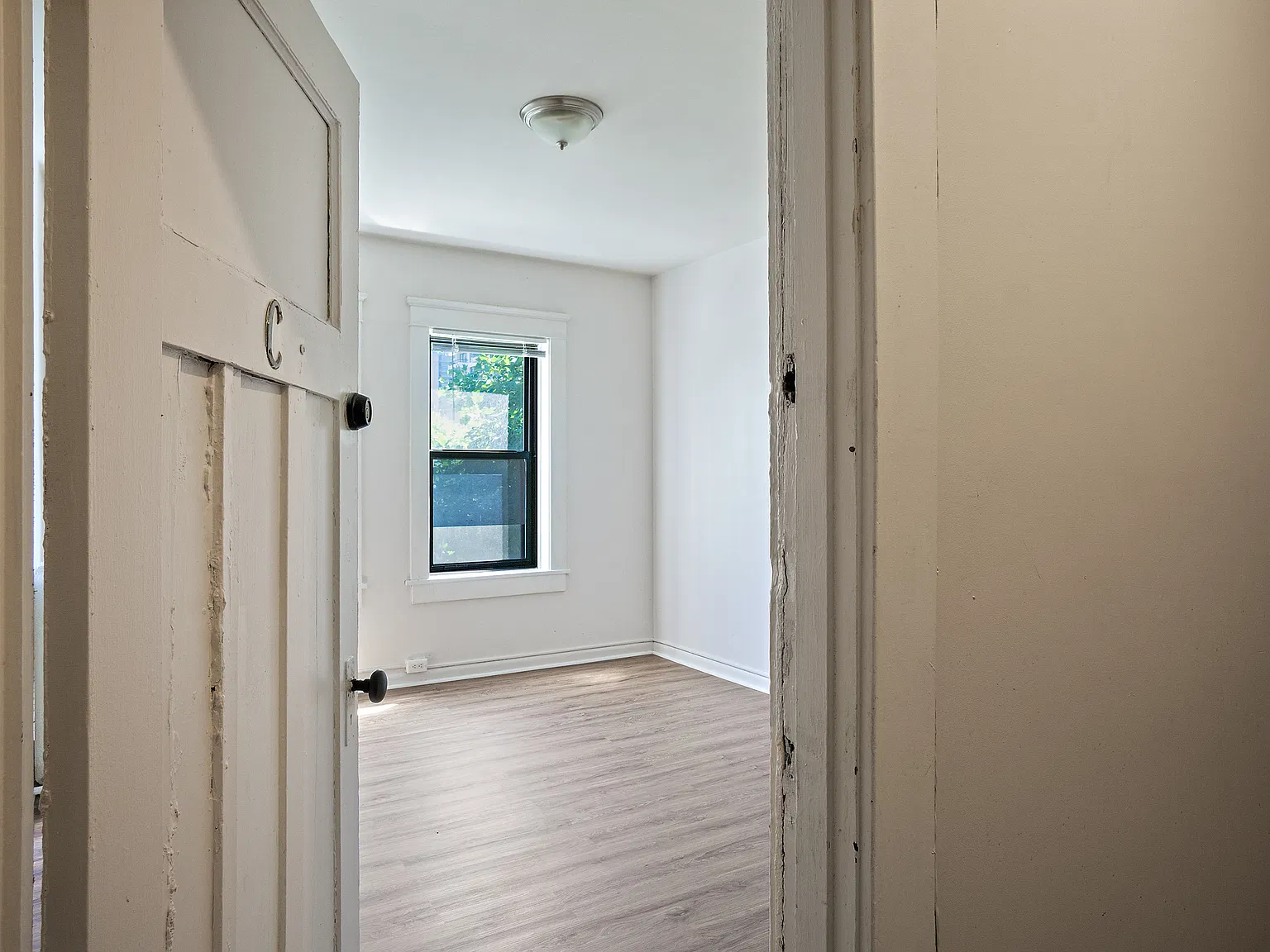 304-308 Bell St // Belltown Adams Apartment // Seattle - 33C — Photo 2