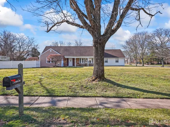 2 Varnum Ln, Manalapan, NJ 07726