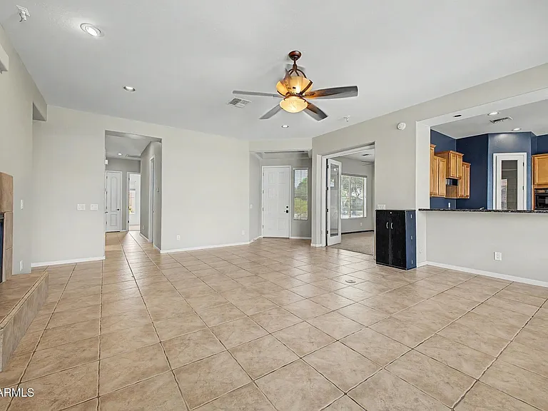 1902 E Desert Ln — Photo 11