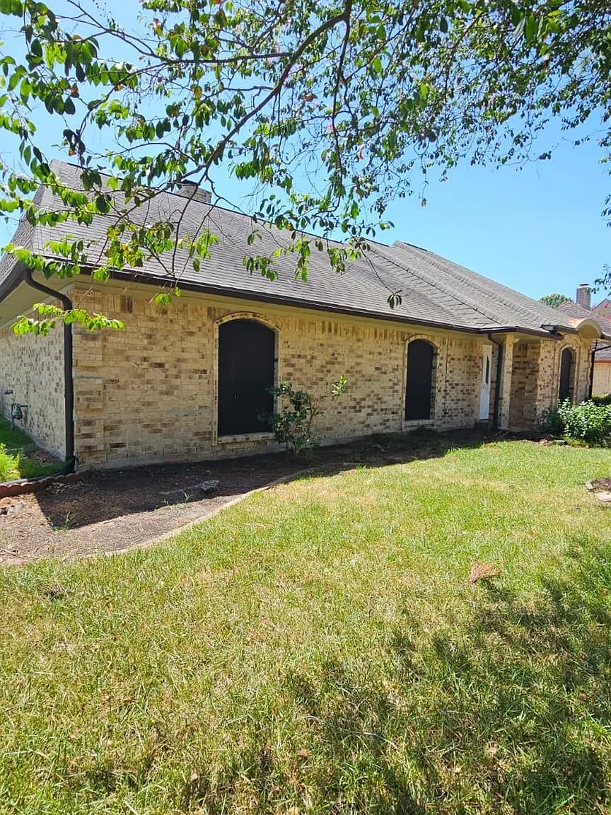 4 bed, 2.5 bath, 2277 sqft, $2,200 — Photo 2
