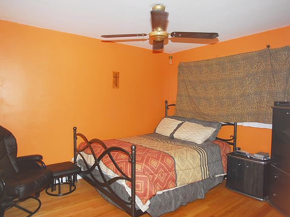 Bed 1 on main level