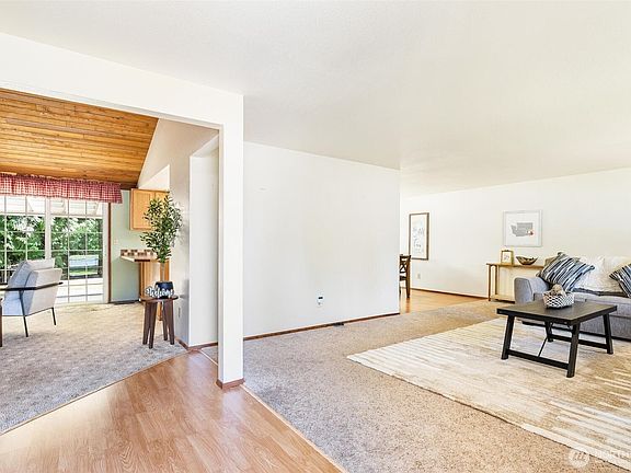 4th image of 118 N 38th Place