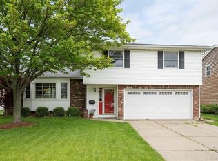 24 Robin Hill Dr, Williamsville, NY 14221