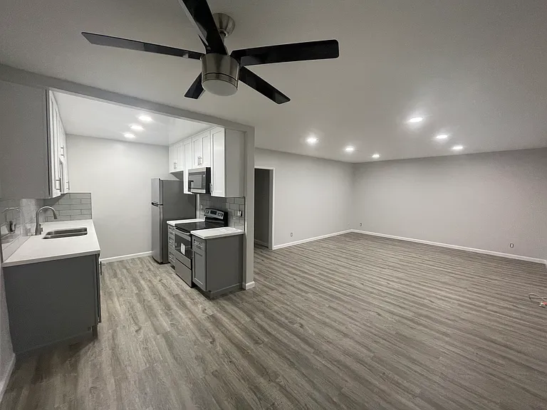 1020 S Sherbourne Dr #303 — Photo 2
