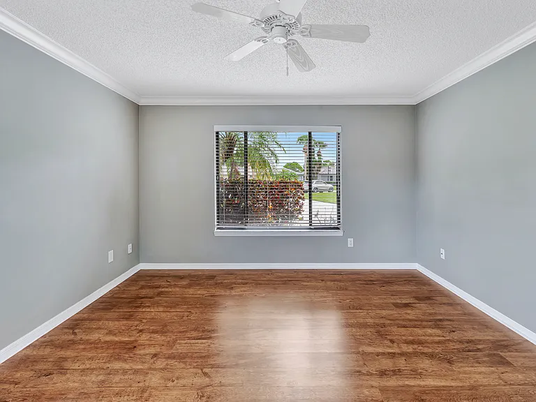 121 Prestwick Cir — Photo 32