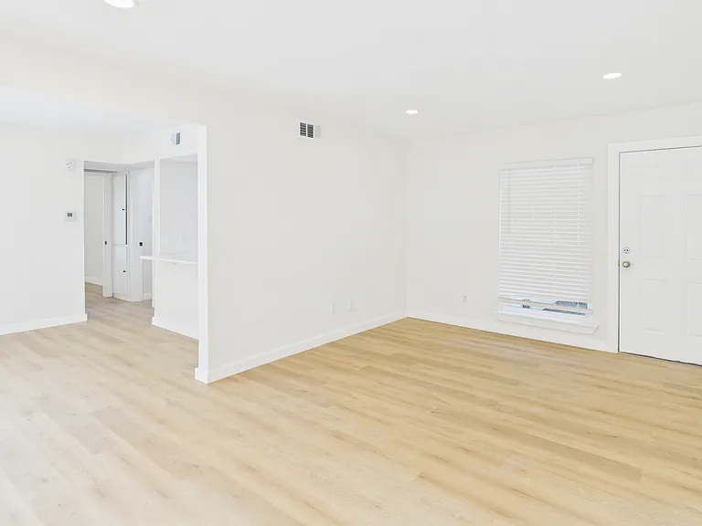 2124 Burton Dr #105 — Photo 11