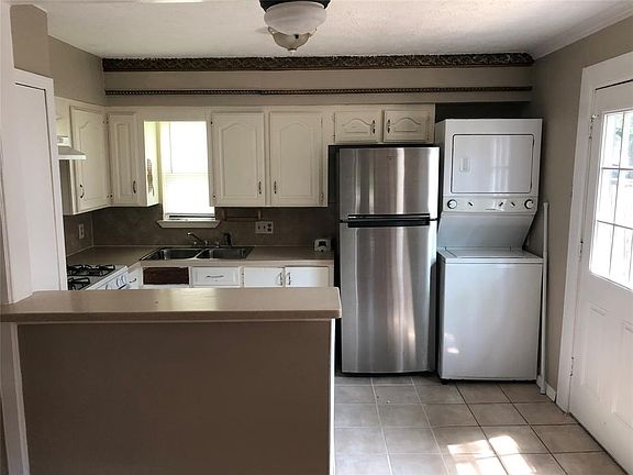 3rd image of 806 Oak Dr