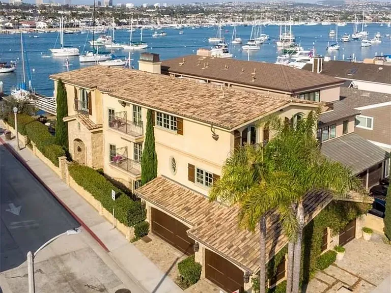 900 E Balboa Blvd — Photo 32
