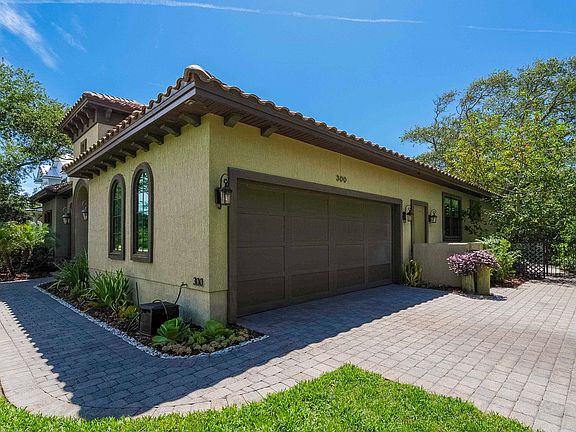 3rd image of 300 S La Crescenta Dr