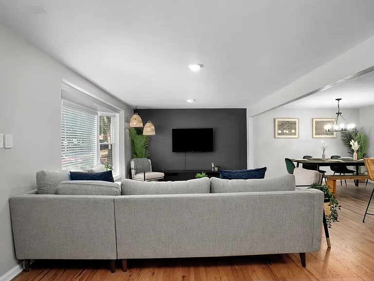 9835 Melrose Dr — Photo 3