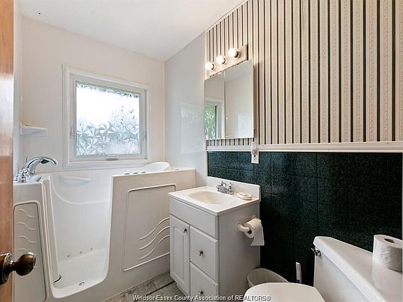 5th image of 1190 Eastbourne Ave