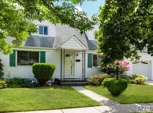 21 Kenneth St, Plainview, NY 11803