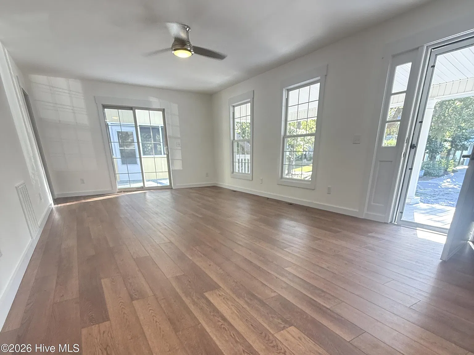 3 bed, 2.0 bath, 1640 sqft, $2,300 — Photo 3