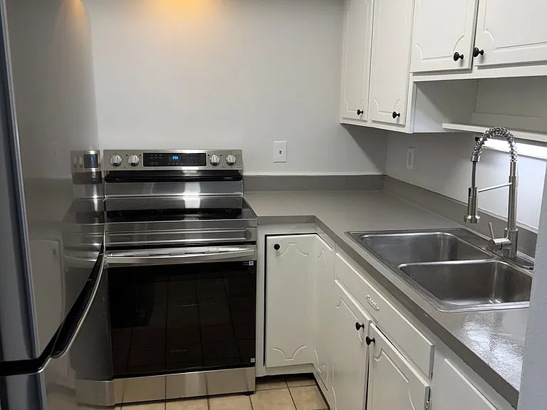 890 Parkview Ave — Photo 5