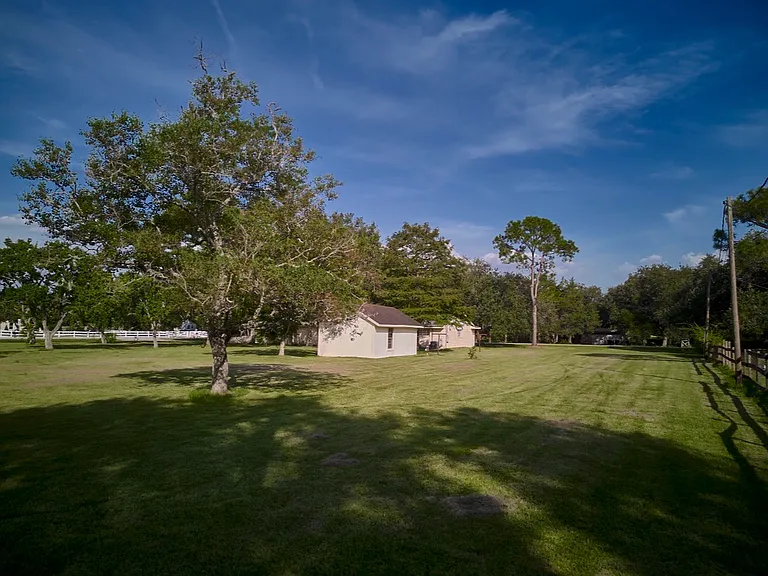 902 Clover Ridge Ave — Photo 5