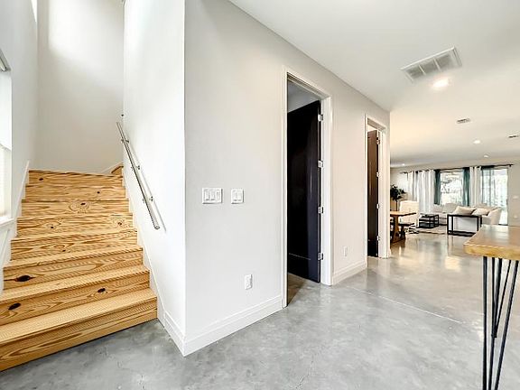 3rd image of 1621 Asher Ln