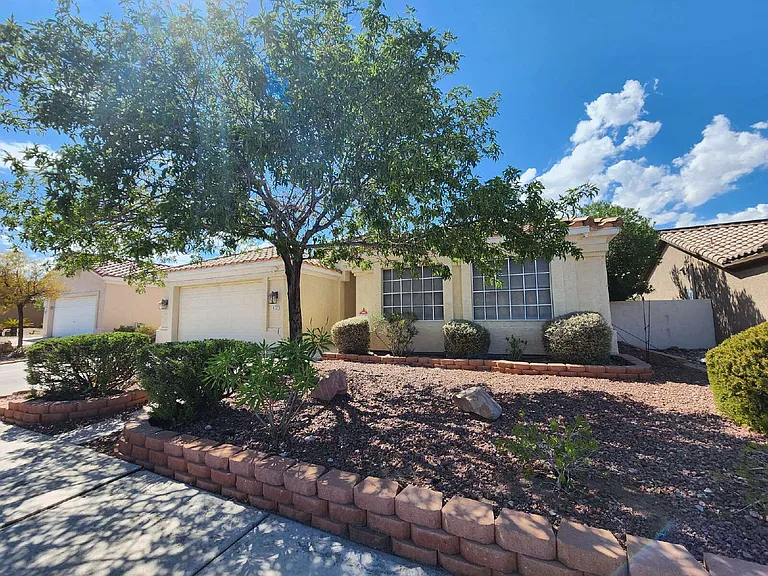 417 Obsidian St — Photo 3